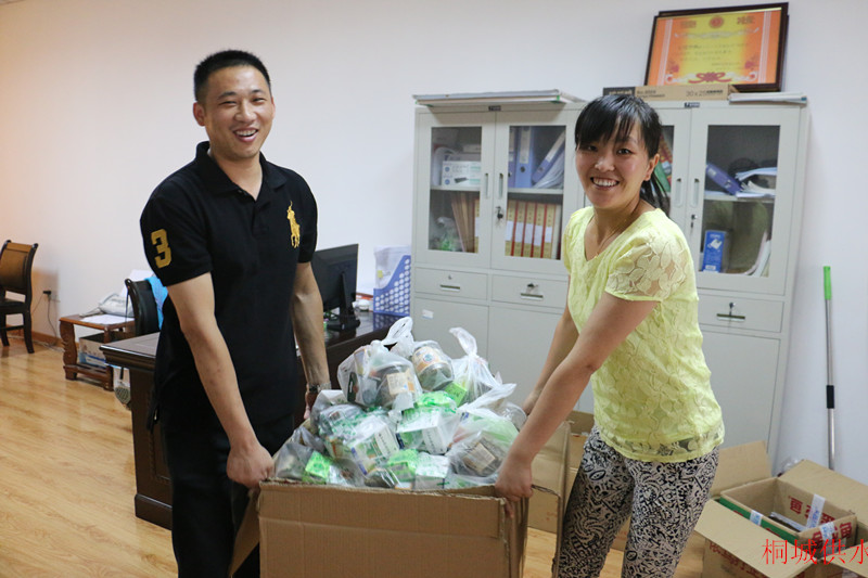 公司為一線(xiàn)職工發(fā)放防暑降溫品